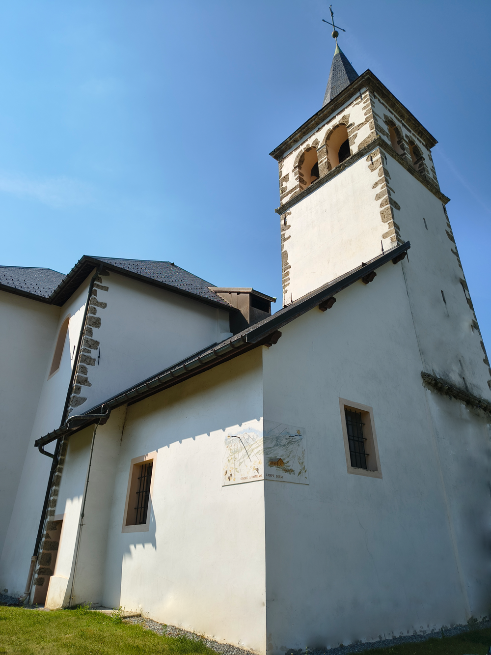 Photo de l'église de Saint Alban d'Hurtières avec ses cadrans solaires